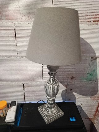 Lámpara de salón gris y blanca