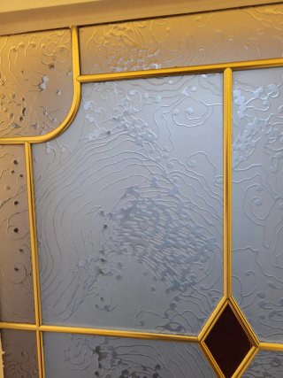 Ventana vintage con detalles dorados