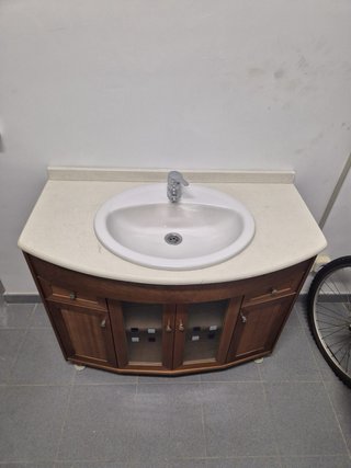 Mueble de baño madera con lavabo y grifo
