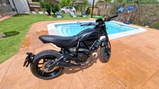 Ducati Scrambler Icon Dark Negra