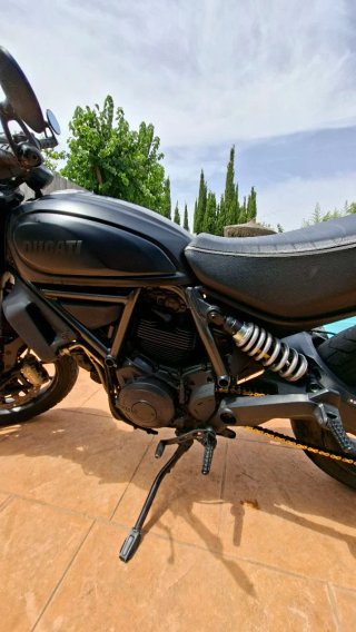 Ducati Scrambler Icon Dark Negra