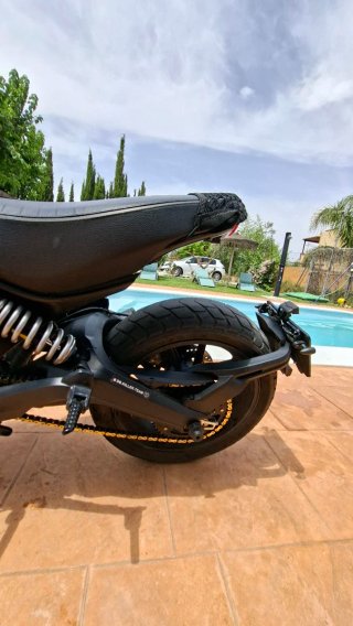 Ducati Scrambler Icon Dark Negra