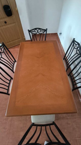 Mesa de comedor y sillas