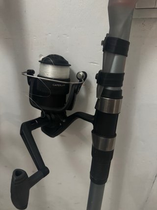 2 cañas de pescar con carretes