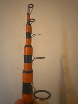 2 cañas de pescar con carretes