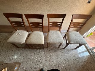 Mesa de comedor madera y cristal. Incluye 4 sillas