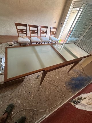 Mesa de comedor madera y cristal. Incluye 4 sillas
