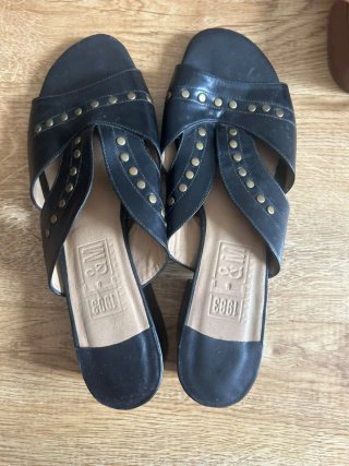 Sandalias negras tacón bajo