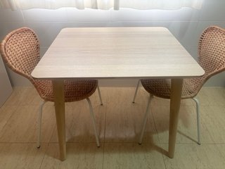 Mesa de cocina y 2 sillas de mimbre