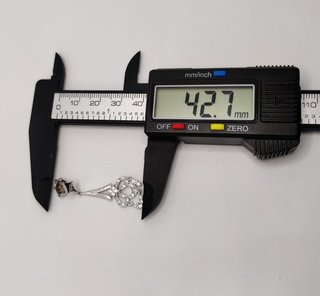 Pendiente de oro blanco de 18k. Peso: 5.43 gr.