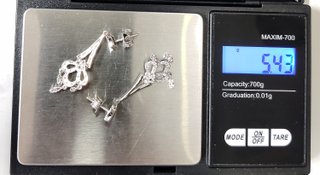Pendiente de oro blanco de 18k. Peso: 5.43 gr.