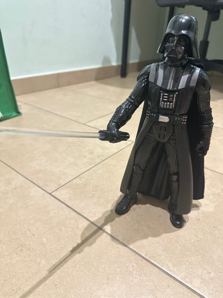 Figura Darth Vader con sable de luz