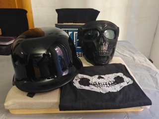 Casco moto negro calavera y accesorios
