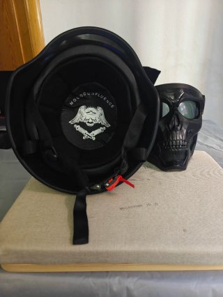 Casco moto negro calavera y accesorios