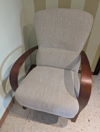 Butaca beige con brazos de madera