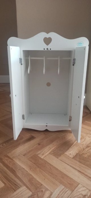 Armario de madera de juguete