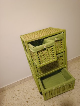 Mueble auxiliar 4 cajones madera y mimbre verde