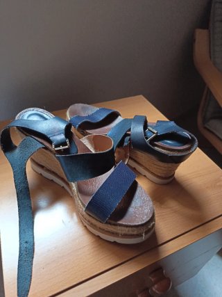 Sandalias cuña azul y marrón