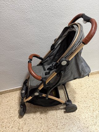 Carro de bebé gris y marrón