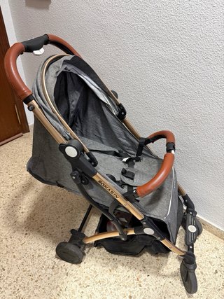 Carro de bebé gris y marrón
