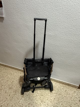 Carro de bebé gris y marrón
