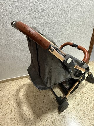 Carro de bebé gris y marrón