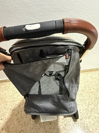 Carro de bebé gris y marrón