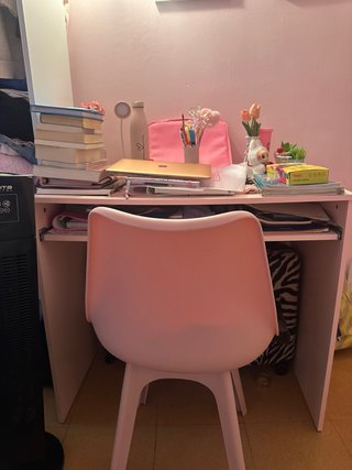 Escritorio y Silla Rosa