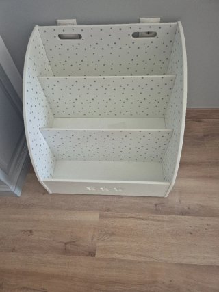 Estantería infantil con estrellas