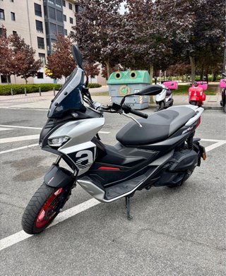 Aprilia SR GT Sport 125 Negra y Roja