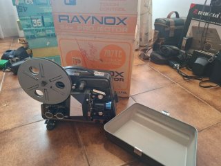 Cámara Fujica Single-8 Z2 y Proyector Raynox 707TC