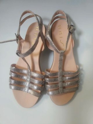 Sandalias Unisa Beige y Doradas
