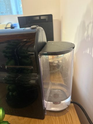 Cafetera Nespresso Negra