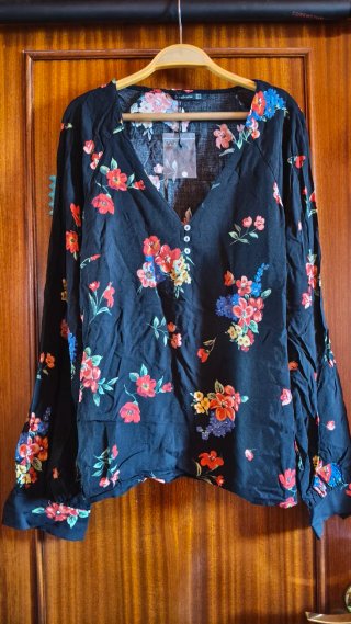 Blusa Stradivarius flores negra multicolor