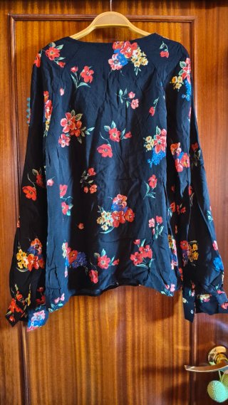 Blusa Stradivarius flores negra multicolor