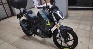 Keeway RKF 125 Naked Negra y Amarilla