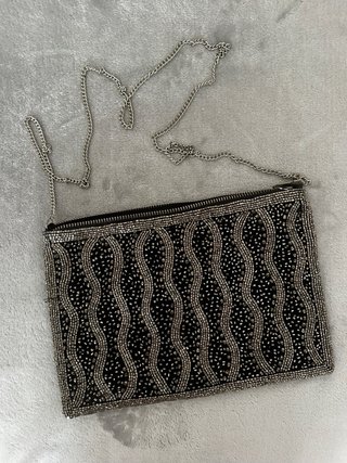 Bolso de mano de terciopelo negro y abalorios