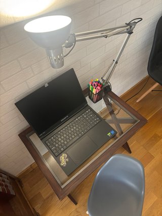Escritorio con silla y flexo