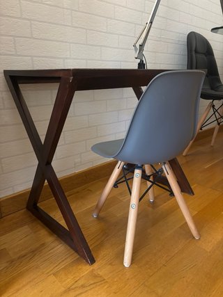 Escritorio con silla y flexo