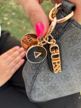 Bolso Guess negro y dorado