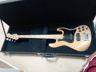 Bajo Eléctrico 4 Cuerdas Madera Natural