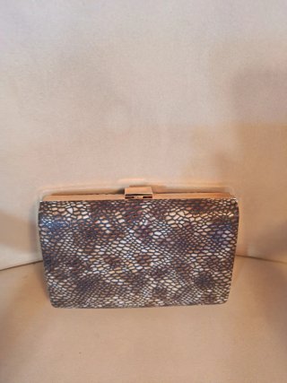 Bolso de mano tipo clutch dorado