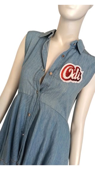 Abito in denim con patch "Odi et amo "