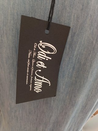 Abito in denim con patch "Odi et amo "