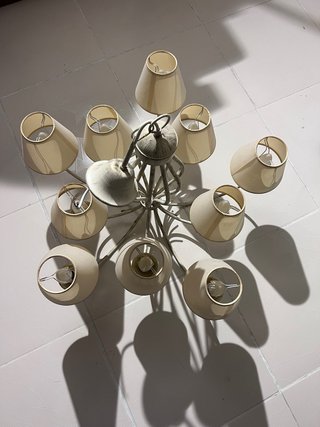 Lámpara de salón beige y blanca