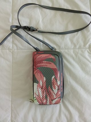 Cartera y funda móvil Parfois floral