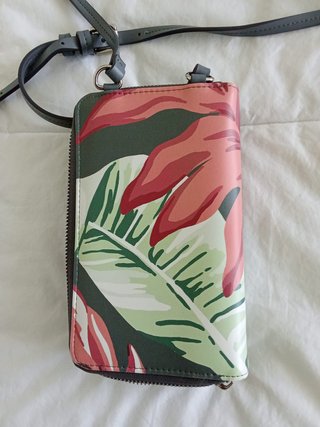Cartera y funda móvil Parfois floral