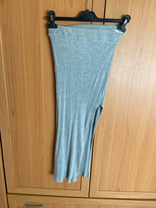 Falda gris básica con raja