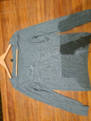 Camiseta gris con pedrería