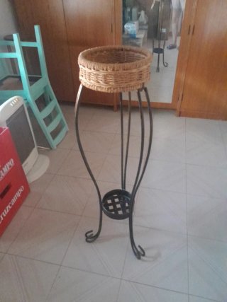 Macetero de forja con cesta de mimbre